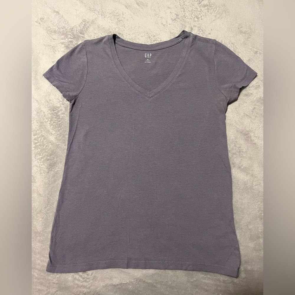 Women’s GAP purple V Neck Favorite T soft cotton tshirt (XS)